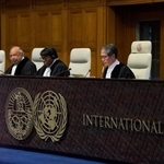 　イスラエルの国際法上の義務について勧告的意見を言い渡す国際司法裁判所の岩沢雄司所長（右から２人目）＝２２日、オランダ・ハーグ（ＡＰ＝共同）