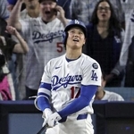 　１７日、ブルワーズ戦の７回、この試合３本目の本塁打を放ったドジャースの大谷＝ロサンゼルス（共同）