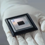 　米グーグルの量子コンピューター用チップ「ウィロー」（同社提供）