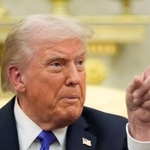　２２日、米ワシントンのホワイトハウスで記者に応じるトランプ大統領（ＡＰ＝共同）