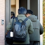 　「ノースサファリサッポロ」の運営会社「サクセス観光」の取締役自宅へ家宅捜索に入る北海道警の捜査員＝２３日午前、札幌市