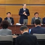 　公明党の党会合であいさつする斉藤鉄夫代表（中央）＝２３日午前、東京都新宿区