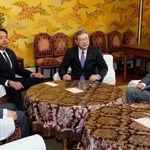 　会談に臨む（左から）国民民主党の古川国対委員長、榛葉幹事長、日本維新の会の中司幹事長、遠藤国対委員長＝２３日午前、国会