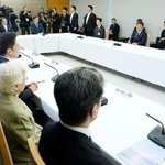 　横田早紀江さん（手前右から２人目）ら拉致被害者家族と面会する高市首相（奥右端）＝２３日午後、首相官邸