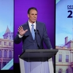 　２２日、米ニューヨークで市長選の討論会に参加するアンドルー・クオモ氏（ニューヨーク・タイムズ紙提供、ＡＰ＝共同）