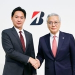 　ブリヂストンの石橋秀一ＣＥＯ（右）と後任の森田泰博副社長