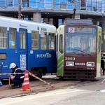 　交差点で接触した市電の路面電車＝２３日午後、北海道函館市