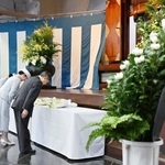 　東京都慰霊堂の霊殿前に供花し、一礼される天皇、皇后両陛下と愛子さま＝２３日午後、東京都墨田区（代表撮影）