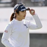 　第１日、１８番でパーパットを決めた佐久間朱莉。６アンダーで首位＝マスターズＧＣ