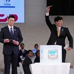 　米スタンフォード大・佐々木麟太郎内野手の交渉権を獲得したソフトバンク・城島ＣＢＯ。左はＤｅＮＡ・相川監督＝２３日午後、東京都内のホテル