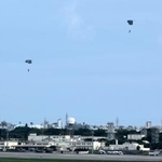 　米空軍が沖縄県の嘉手納基地で実施したパラシュート降下訓練＝２３日午後