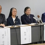 　記者会見するノートルダム女学院、ヴィアトール学園両学校法人の関係者＝２３日午後、京都市上京区