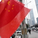 　掲げられた中国国旗と北京の街並み＝２３日（共同）
