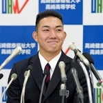 　ロッテから１位指名を受け、笑顔で記者会見する健大高崎高の石垣元気投手＝２３日、群馬県高崎市