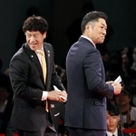 　米スタンフォード大・佐々木麟太郎内野手の指名で競合し、交渉権を獲得したソフトバンク・城島ＣＢＯ（左）と敗れたＤｅＮＡ・相川監督＝２３日午後、東京都内のホテル