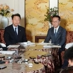 　国会内で会談後、記者団の取材に応じる国民民主党の古川代表代行（奥右から２人目）と公明党の西田幹事長（同３人目）＝２３日午後