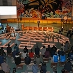 　新潟県長岡市の旧山古志村地区で営まれた追悼式の会場に並べられたキャンドル＝２３日午後