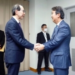 　内堀雅雄福島県知事（左）と面会する石原環境相＝２３日午後、福島県庁