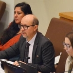 　国連総会の第３委員会（人権）で発言する特別報告者のマルコス・オレリャーナ氏（中央）＝２３日、米ニューヨークの国連本部（共同）