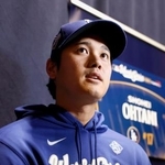 　米大リーグ・ワールドシリーズ開幕前日、報道陣の取材に応じるドジャースの大谷翔平＝２３日、トロント（共同）
