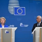 　ＥＵ首脳会議後に記者会見するコスタ大統領（右）とフォンデアライエン欧州委員長＝２３日、ブリュッセル（ゲッティ＝共同）