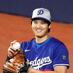 　キャッチボールするドジャース・大谷＝トロント（共同）