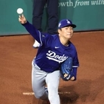 　ブルペンで投球するドジャース・山本＝トロント（共同）