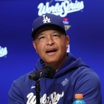 　報道陣の取材に応じるドジャースのロバーツ監督＝トロント（共同）