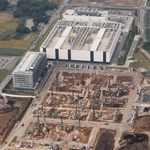 　ＴＳＭＣ熊本第２工場の建設地。奥は第１工場＝２４日午前、熊本県菊陽町（共同通信社ヘリから）