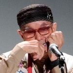 　口琴の国際大会の開会式で演奏する奏者＝２４日午前、北海道釧路市の阿寒湖アイヌコタン
