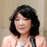 　ベセント米財務長官と電話会談後、取材に応じる片山財務相＝２４日午前、財務省