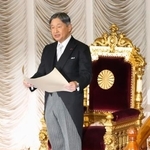 　第２１９臨時国会の開会式でお言葉を述べられる天皇陛下＝２４日午後、参院本会議場