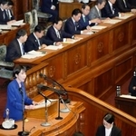　衆院本会議で就任後初めての所信表明演説をする高市首相＝２４日午後