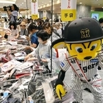 　阪神百貨店梅田本店の「祝　阪神タイガース優勝記念セール」。球団マスコットのトラッキーも参加した＝９月８日、大阪市北区