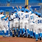 　東都大学野球リーグで６季連続１８度目の優勝を果たし、喜ぶ青学大ナイン＝神宮