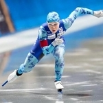 　女子５００メートルで滑走する吉田雪乃。３７秒５０で優勝した＝長野市エムウェーブ