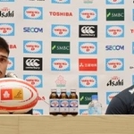 　オーストラリア代表戦に向けた前日練習後に記者会見するラグビー日本代表の小林賢（右）とライリー＝２４日、国立競技場