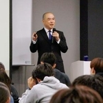 　東海学院大で学生らに講演する岐阜県警の三田豪士本部長＝２４日午前、岐阜県各務原市