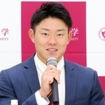　西武から育成ドラフト６位で指名され、記者会見する上智大の正木悠馬投手＝２４日、東京都千代田区