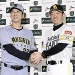 　監督会議を終え笑顔で握手を交わす阪神・藤川監督（左）とソフトバンク・小久保監督＝２４日、みずほペイペイドーム