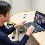 　歯の解析を行うＡＩ開発担当者らとオンラインで訓練を実施する徳島大の高野栄之専門研究員＝２４日午後、徳島市
