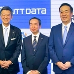 　記者会見で撮影に応じる、「ＮＴＴデータライフデザイン」の浜口雅史社長（中央）ら＝２４日午前、東京都千代田区