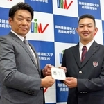 　ロッテのサブロー監督（左）からあいさつを受ける群馬・健大高崎高の石垣元気投手＝２４日、群馬県高崎市
