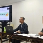 　水俣病特別措置法に基づく住民健康調査の中止を求める声明を発表する「日本環境会議」の医師ら＝２４日午後、熊本県水俣市