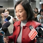 　報道陣に囲まれる新民党主席の葉劉淑儀氏＝２２日、香港（共同）