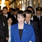　参院本会議での所信表明演説へ向かう高市首相＝２４日午後