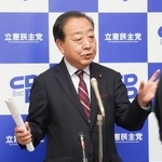 　高市首相の所信表明演説後、記者団の取材に応じる立憲民主党の野田代表＝２４日午後、国会