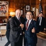 　９月、ラトニック米商務長官（左）がＸ（旧ツイッター）に投稿した赤沢氏と手を取り合う写真