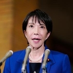 　ウクライナ支援の有志国連合の首脳会合にオンライン参加し、記者団の取材に応じる高市首相＝２４日夜、首相公邸