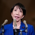 　ウクライナ支援の有志国連合の首脳会合にオンライン参加し、記者団の取材に応じる高市首相＝２４日夜、首相公邸
